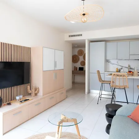 Le Cocon De La Pinede - Proche Антиб