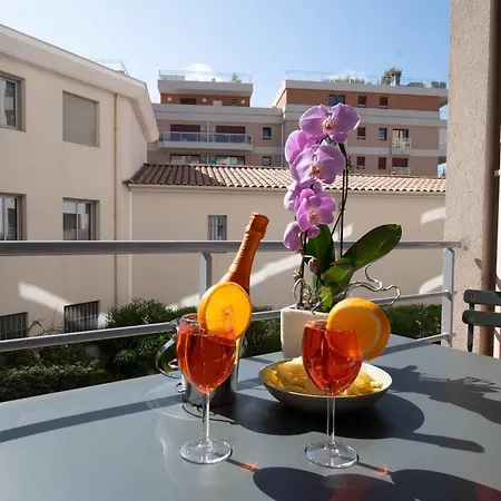 Le Cocon De La Pinede - Proche Антиб