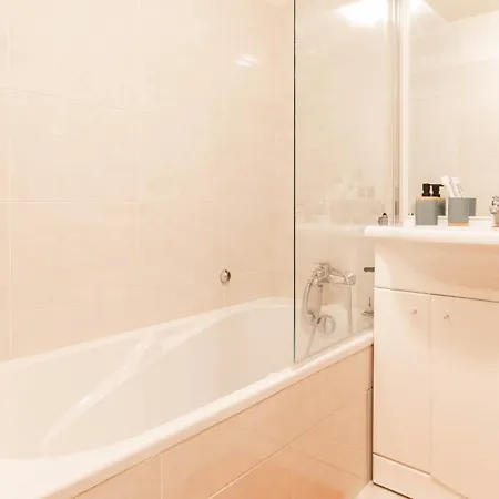 Apartment Le Cocon De La Pinede - Proche