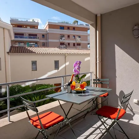 Le Cocon De La Pinede - Proche Apartment